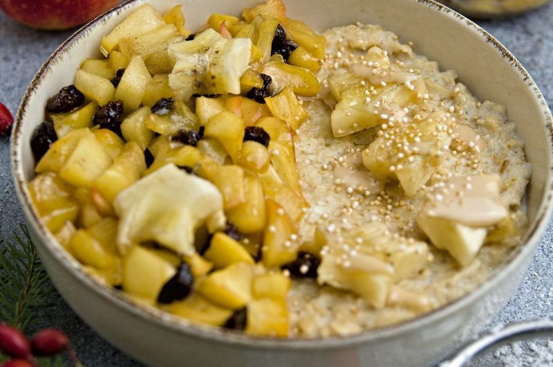 Winter-Porridge mit karamellisierten Äpfeln