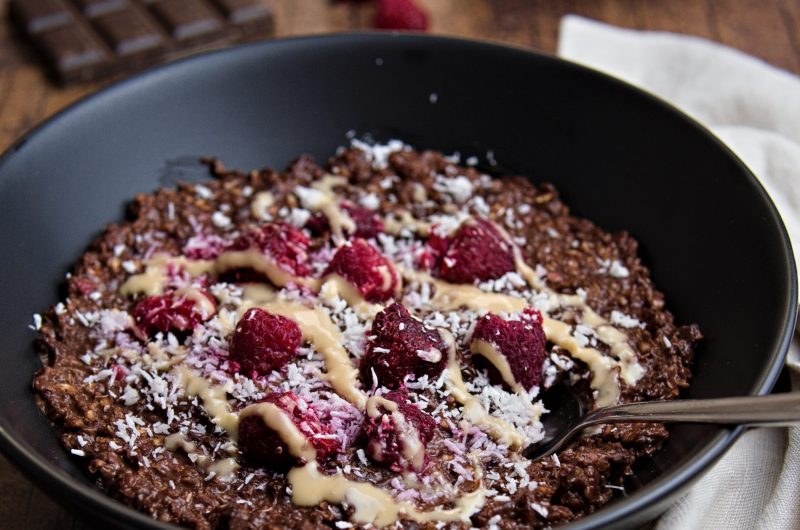 Schoko-Kokos-Porridge mit Himbeeren