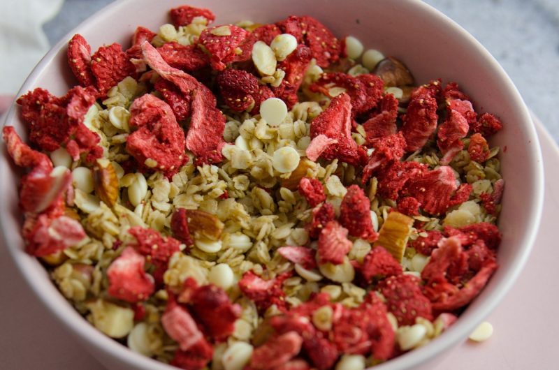 Granola mit weißer Schokolade und Erdbeere
